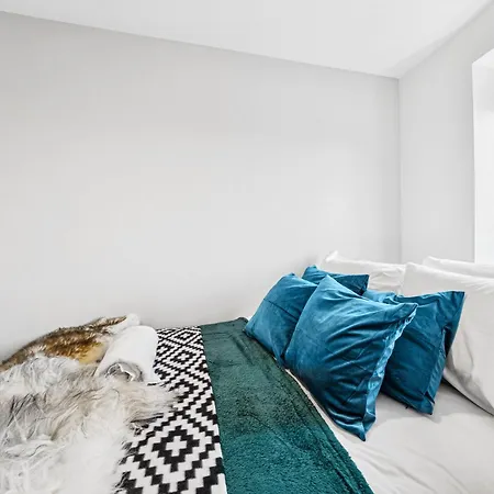 Cheap & Modern Private Double - Shared House By Altoluxo Short Lets & Serviced *