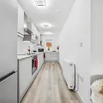 Cheap & Modern Private Double - Shared House By Altoluxo Short Lets & Serviced Apartman
