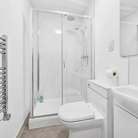 Cheap & Modern Private Double - Shared House By Altoluxo Short Lets & Serviced *