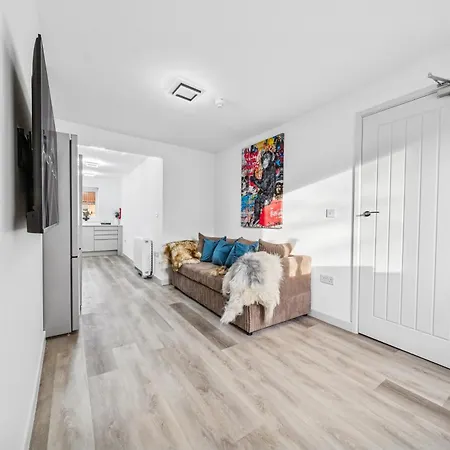Cheap & Modern Private Double - Shared House By Altoluxo Short Lets & Serviced *