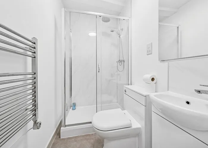 Cheap & Modern Private Double - Shared House By Altoluxo Short Lets & Serviced *