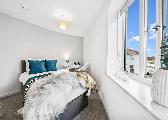 Cheap & Modern Private Double - Shared House By Altoluxo Short Lets & Serviced * Bristol